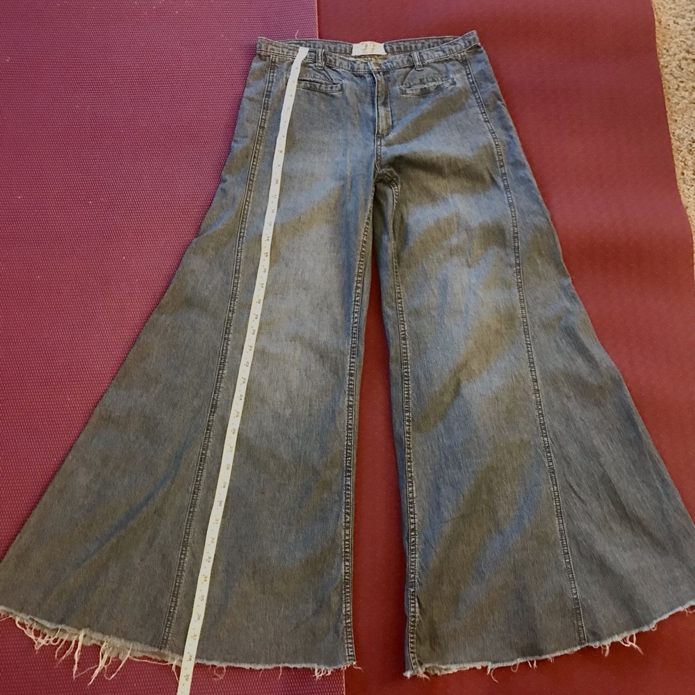 Free people Extreme Vintage jeans.Mid rise, Light weight, Great condition.